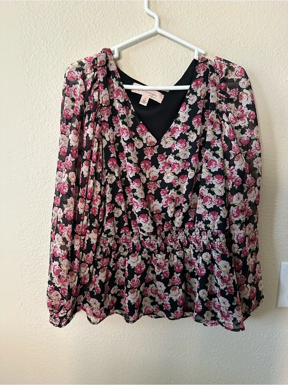 Philosophy women's Floral V-Neck - Black with Pink Roses size L/ NWOT 1008